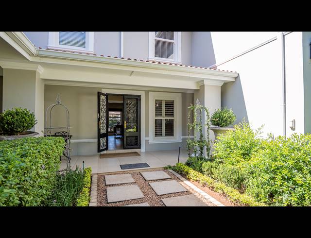 6 BEDROOM HOUSE FOR SALE IN LA LUCIA